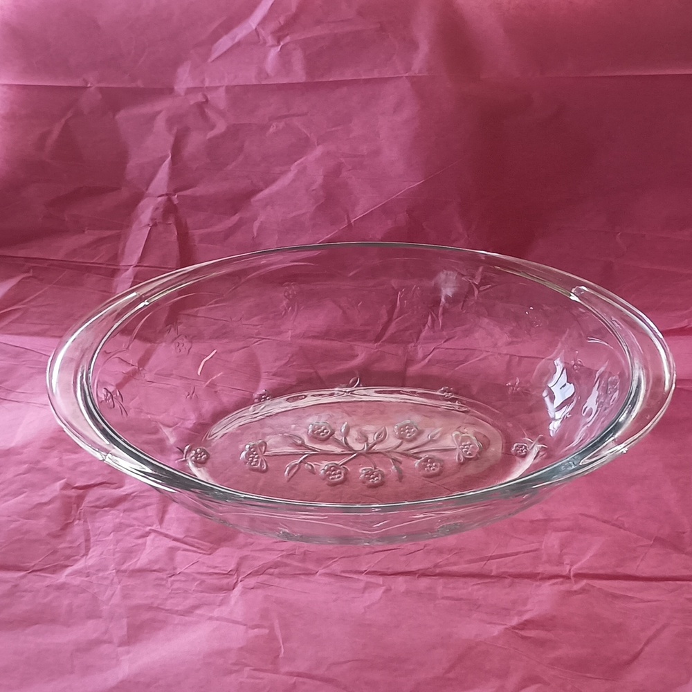 Anchor Hocking Savanah 2 qt casserole dish. 13 1/4" long. No call outs!